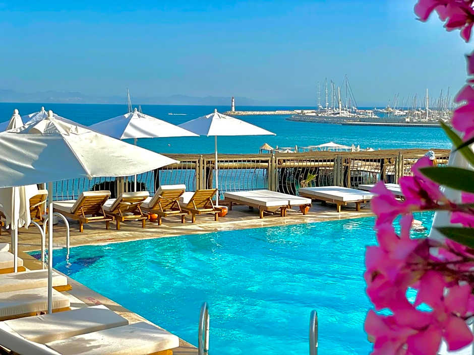 LAUR HOTELS Experience & Elegance