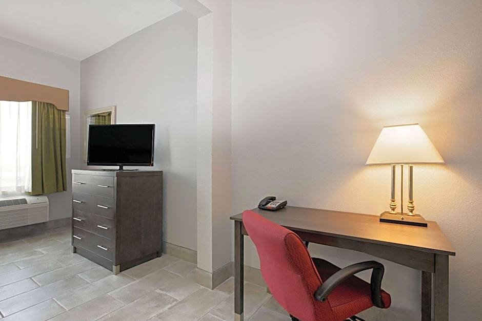 La Quinta Inn & Suites by Wyndham Omaha Airport Downtown