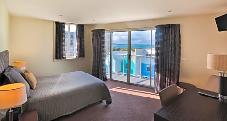 Luxury Three-Bedroom Apartment with Spa Bath