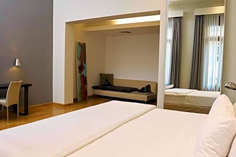 Queen Suite - Non-Smoking