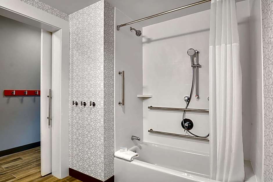 Photo 1 of 4 of 2 Queen Beds, Hearing/Mobility Accessible, Bathtub