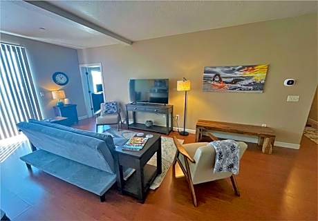 Deluxe Downtown Condo Close to Everything!