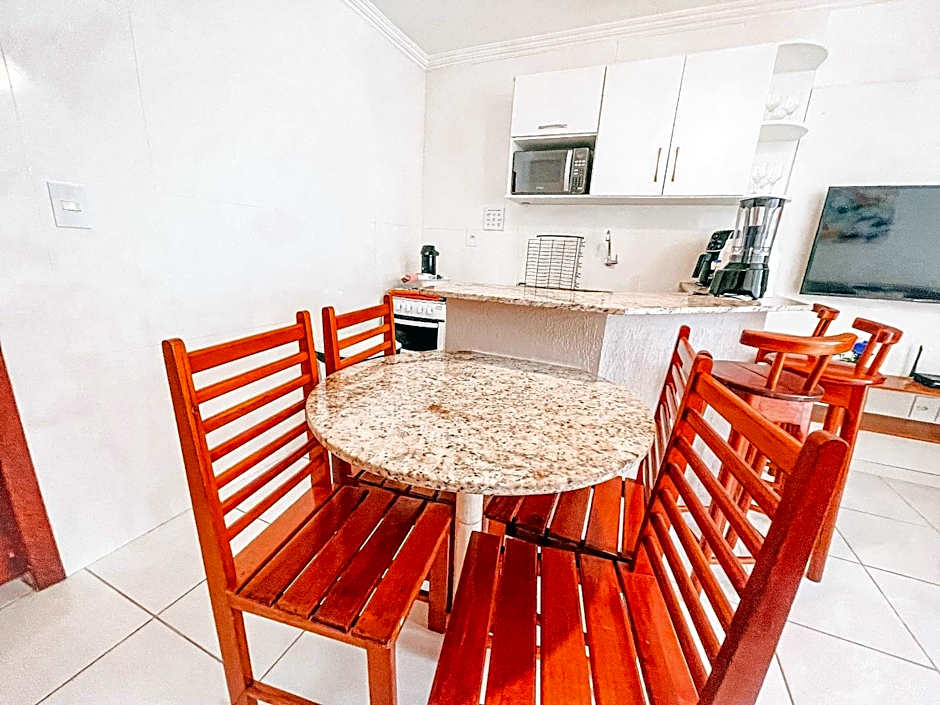 Flat's com 1 suíte no pavimento superior com internet privativa 300MBPS localizado no Residencial Mont Hebron, condomínio a aproximadamente 250m da praia de Taperapuã, com piscinas, sauna e portaria 24hrs