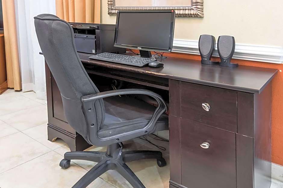 Days Inn & Suites by Wyndham Winnie