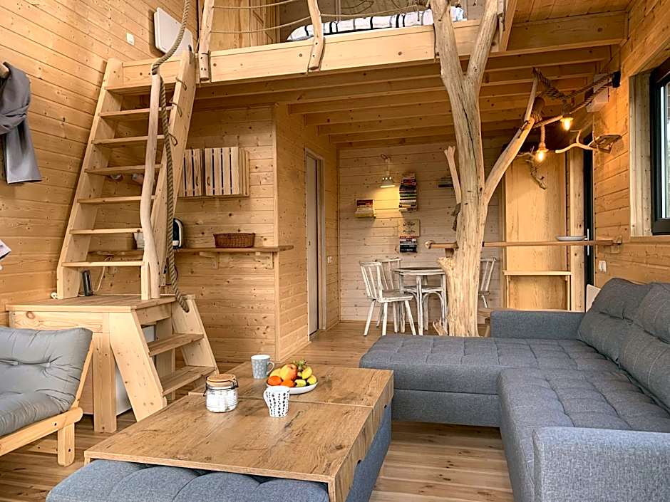 Domek na drzewie w Dolinie Uradu