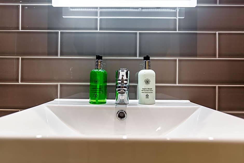 The Warwick Arms Hotel