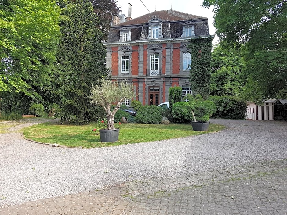 Château Lambert Hotel-Resto-Parking-Shuttle, a 1 ha green Oasis at 8 min from CRL Airport without any noise