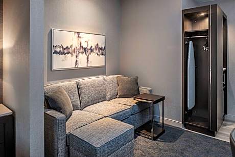 King Suite, Suite, 1 King, Sofa bed