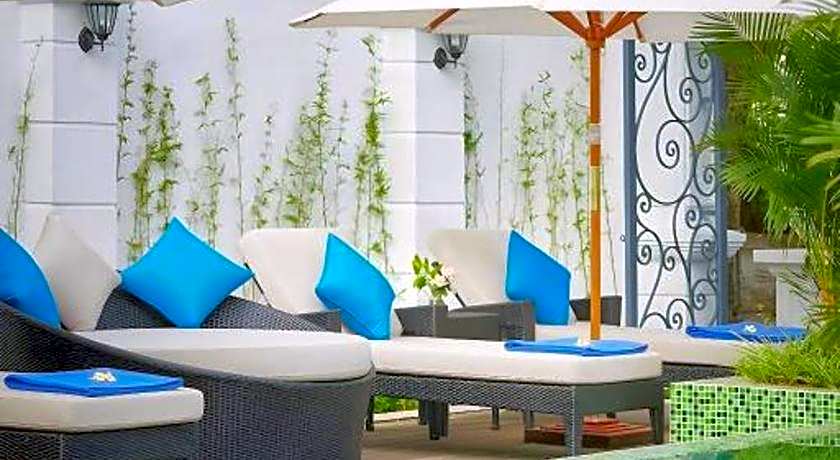 Manoir Des Arts Hotel