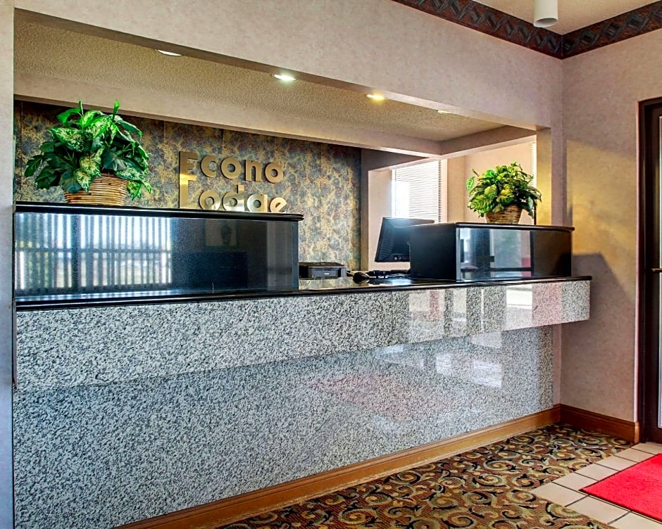 Econo Lodge Inn & Suites Forest