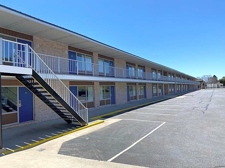 Days Inn & Suites by Wyndham St. Ignace Lakefront