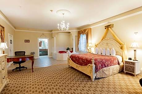 Romantic King Suite with Jacuzzi and Fireplace - Non-Smoking