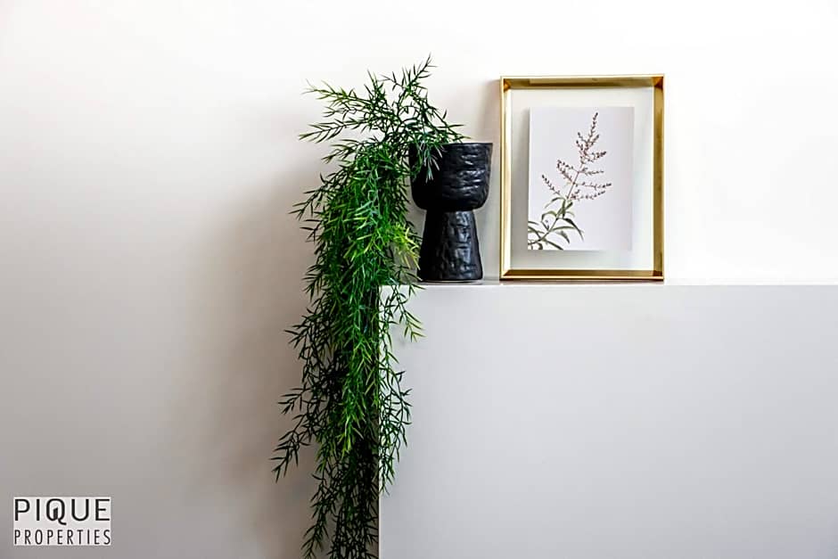 Stunning Modern Suite - King Bed - Free Parking & Netflix - Fast Wi-Fi - Long Stays Welcome