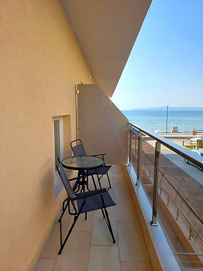 Navarino Luxe Suites