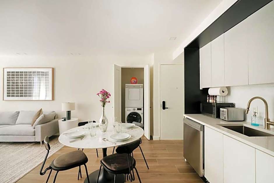 Massive 1BR w Private Patio in Upper East Side