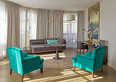 Junior Queen Suite bed with single sofa bed