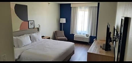 1 King Bed Nonsmoking