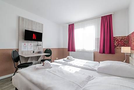 Hotel Café Galerie I Hannover-Garbsen I Free Parking