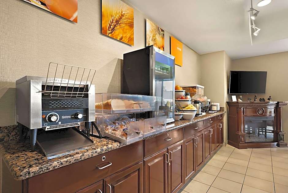 Comfort Inn & Suites Airport Convention Center