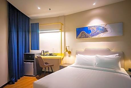 Counselor Queen Room
