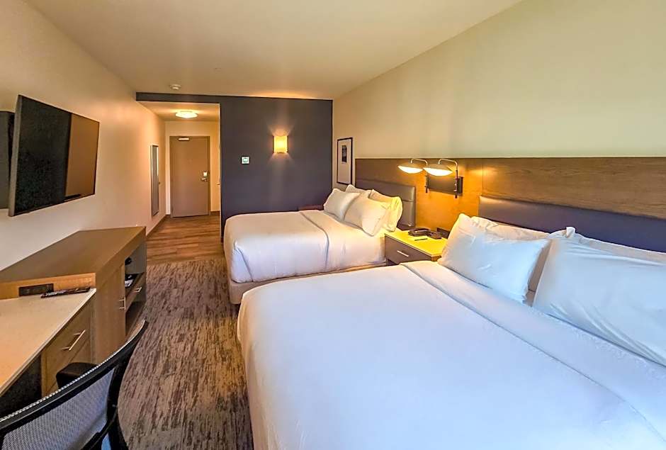 Photo 1 of 6 of 2 Queen Beds, Hearing/Mobility Accessible, Roll in Shower