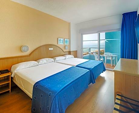 Family Room (2 Adults + 2 Children)