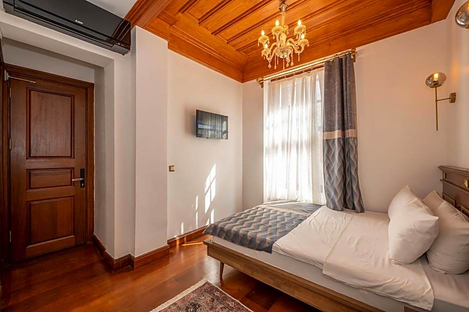 Valeria Antique 1892