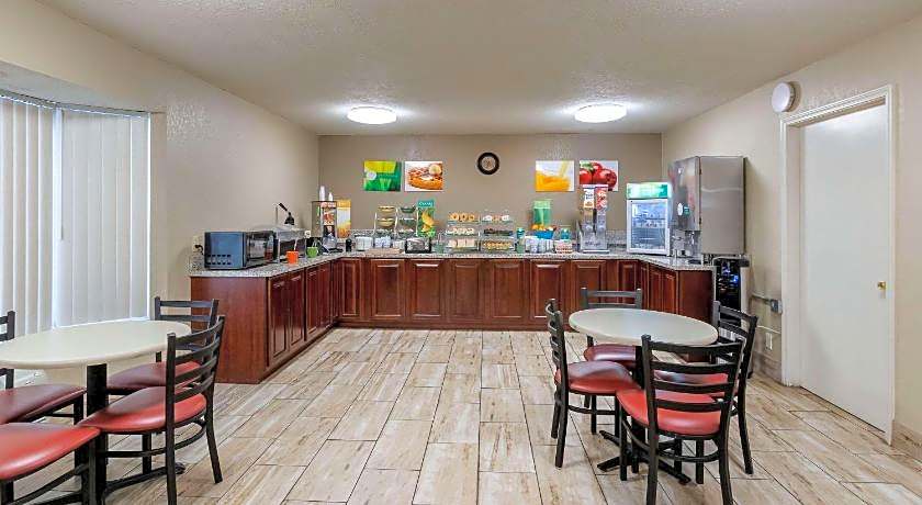Quality Inn & Suites Des Moines - Merle Hay Road