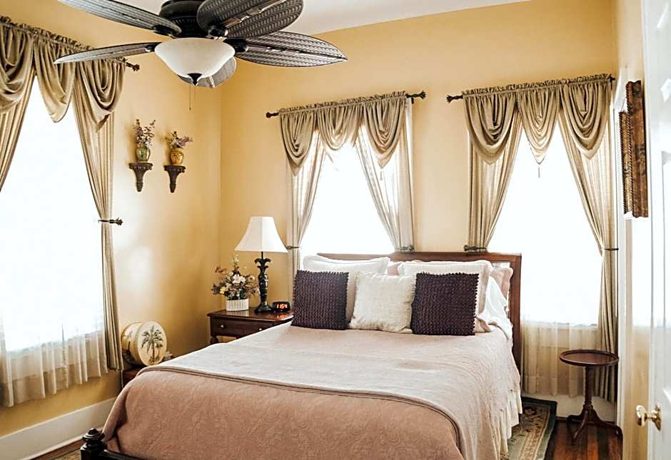 Green Palm Inn