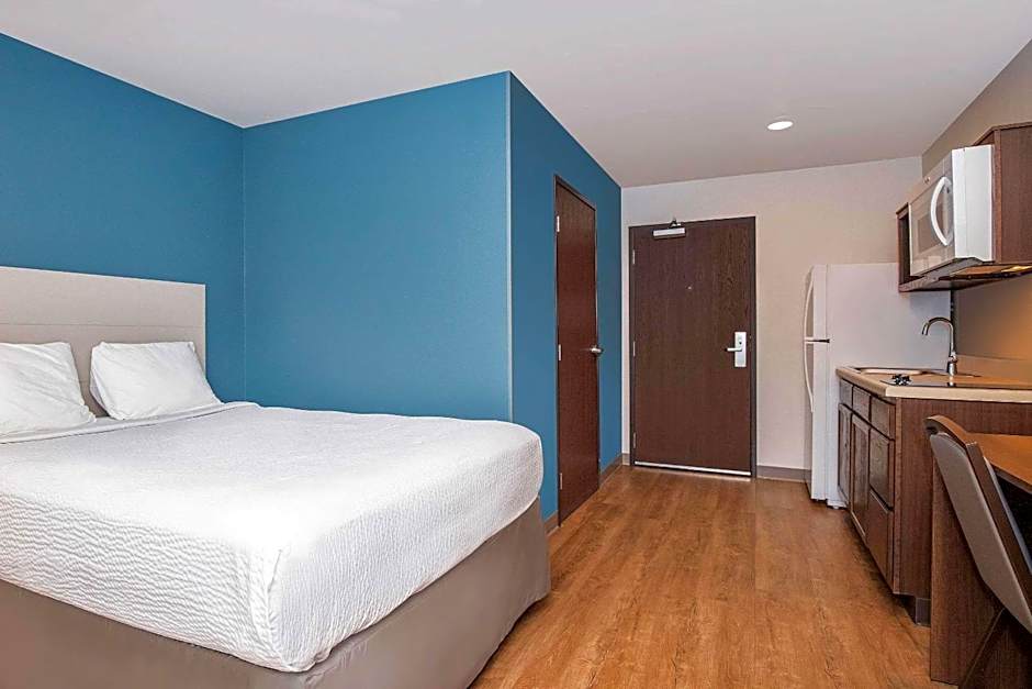 Photo 1 of 3 of 1 Queen Bed, Accessible, Roll in Shower