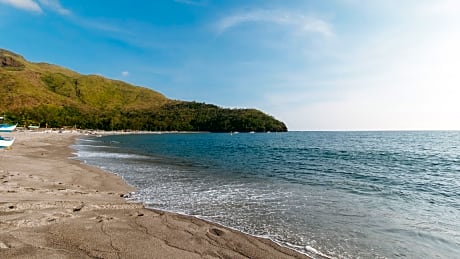 RedDoorz Hostel @ Megans Paradisio Beach Resort 