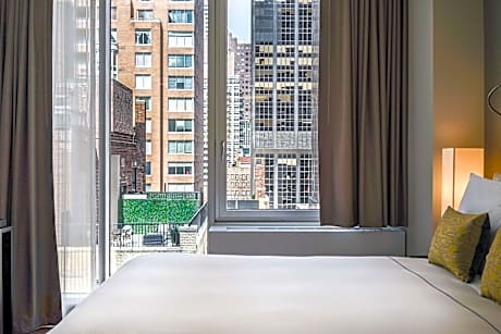 1 King Penthouse Suite With Sofabed