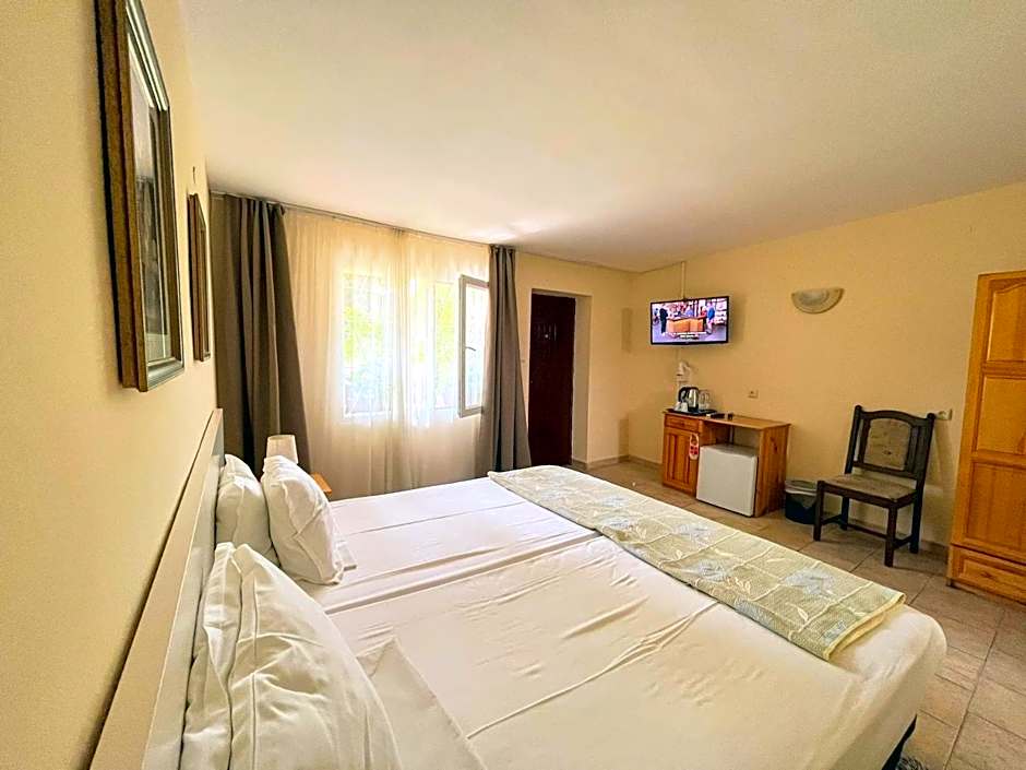 Lotus Family Hotel - Free Parking