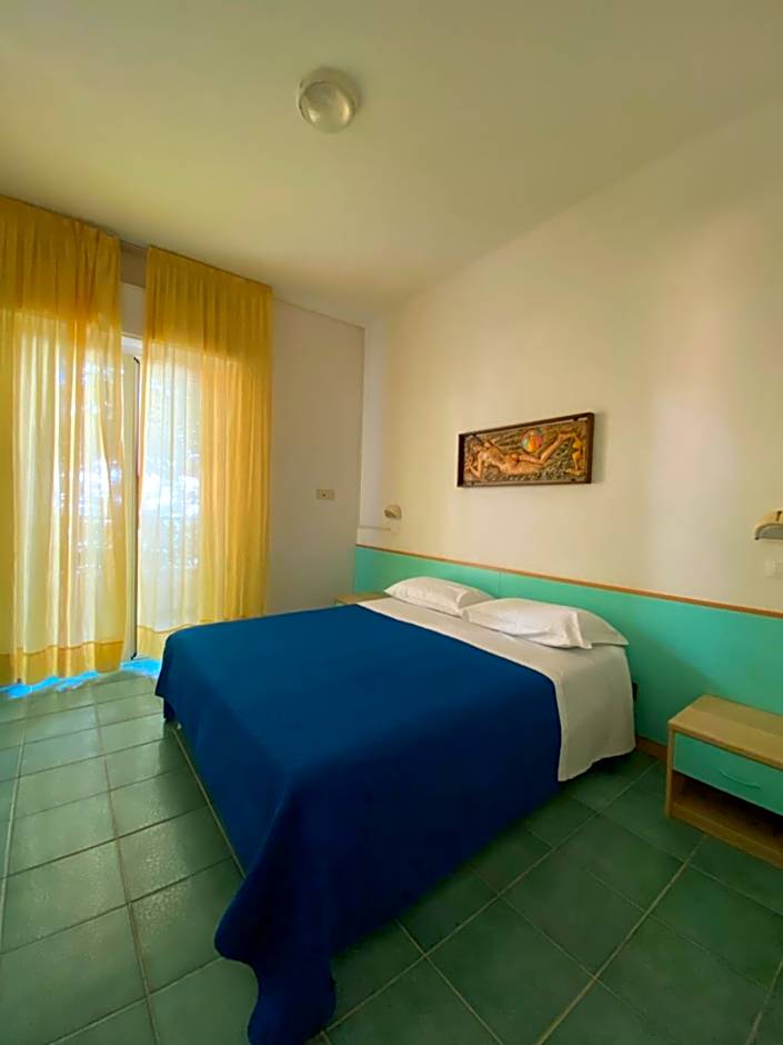 Hotel Plaza con piscina