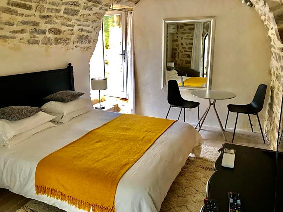 La Maison des Vendangeurs - TABLE D'HÔTES le soir du jeudi au dimanche- Jacuzzi - Balnéo SPA - ACCES PISCINE pour toutes les chambres sauf STUDIO COQUET- Piscine de mai à mi-octobre