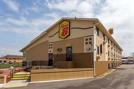 Super 8 by Wyndham Janesville