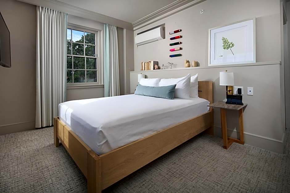 Photo 1 of 3 of 1 Queen Bed