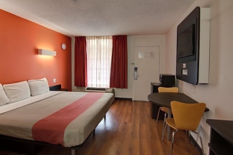 King Room with Roll-in Shower - Disability Access - smoking