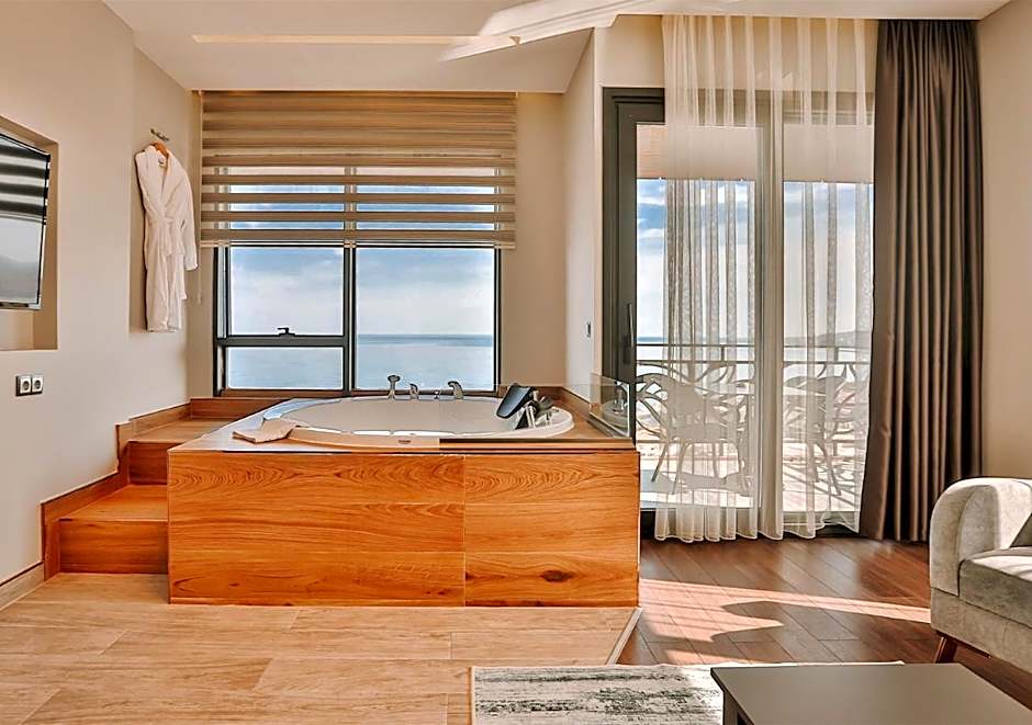 Photo 1 of 2 of Suite, Jacuzzi®