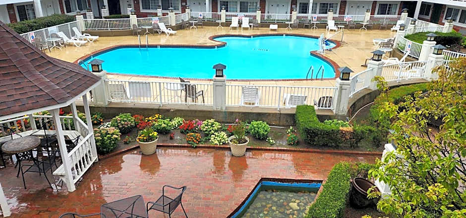Days Inn & Suites by Wyndham Roseville/Detroit Area
