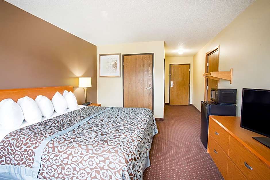 Days Inn by Wyndham Evansdale Waterloo