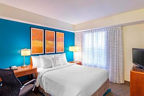 Two-Bedroom Suite with Adapted Tub - Mobility Accessible