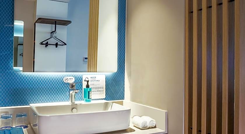 Holiday Inn Express Urumqi Station By IHG