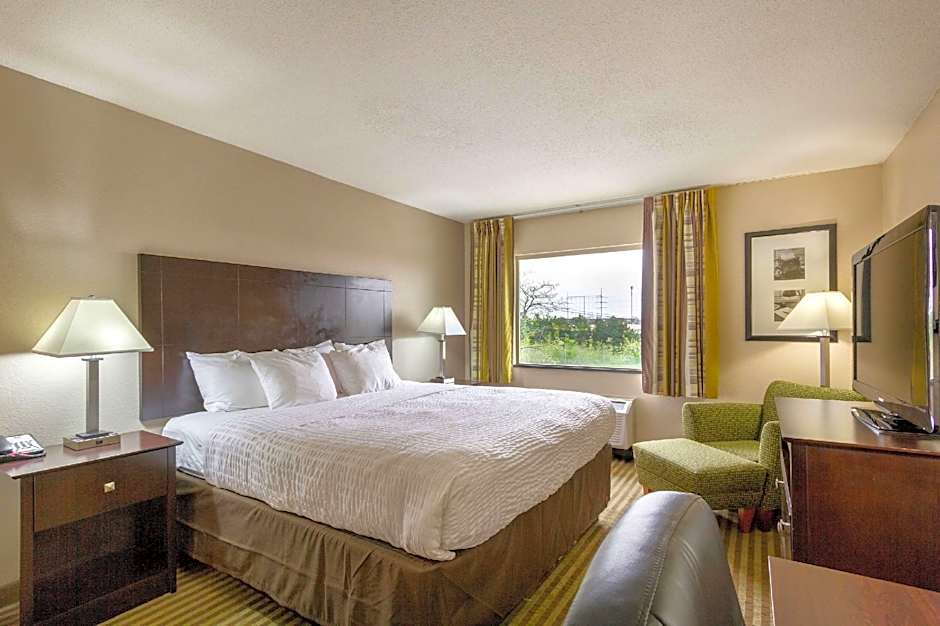 Clarion Hotel Beachwood-Cleveland