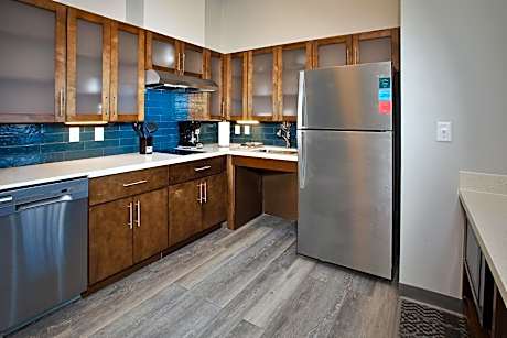 King Studio Suite with Mobility Accessible Roll-In Shower/Non-Smoking