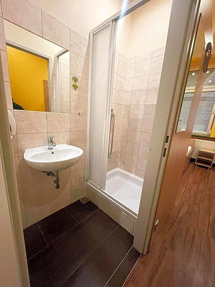 Do Step Inn Home - Hotel & Hostel