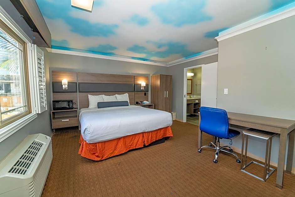 Hollywood Palms Inns & Suites