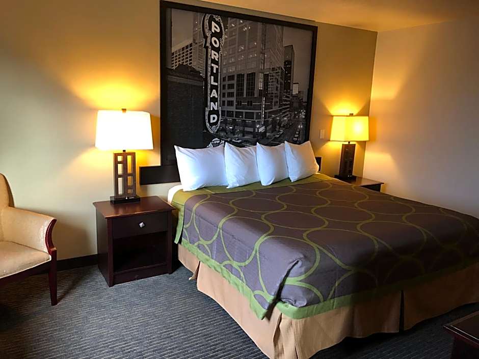 Super 8 by Wyndham Woodburn