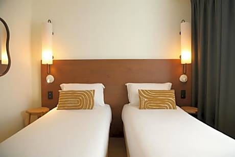 Twin Room Garrigue side