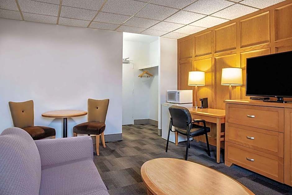 Days Inn & Conference Centre by Wyndham Camrose Norsemen